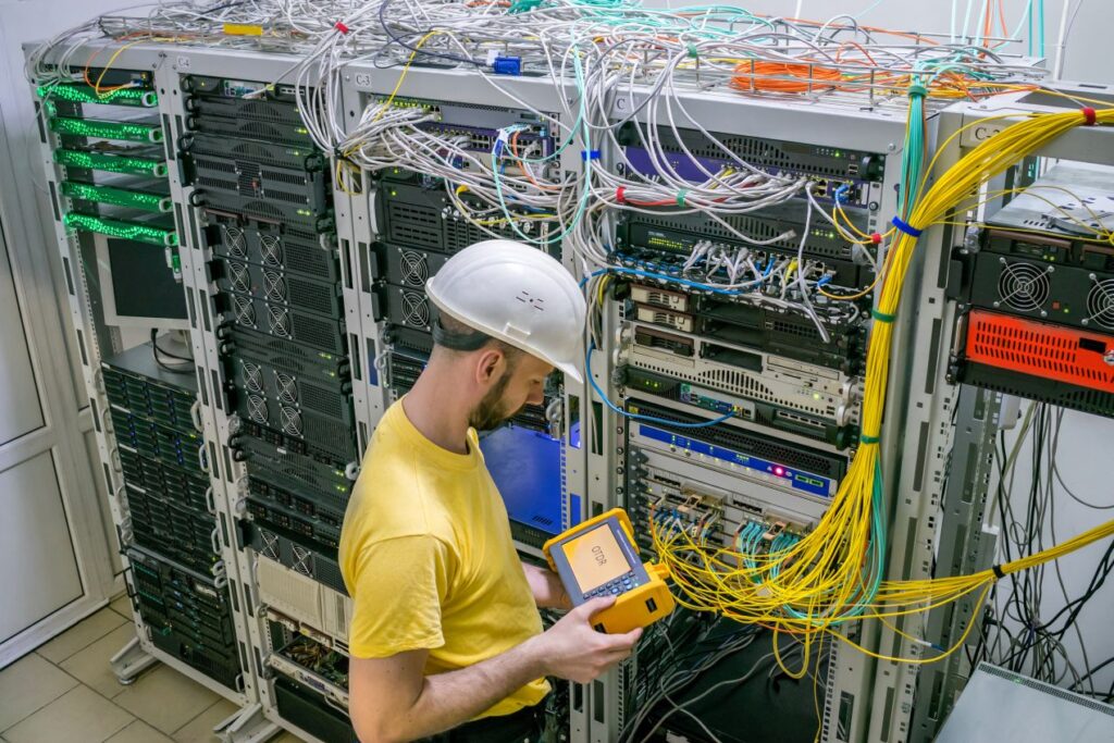 LWL Werkzeug wird von einem Techniker zur Messung von Glasfaserverbindungen in einem modernen Serverraum eingesetzt