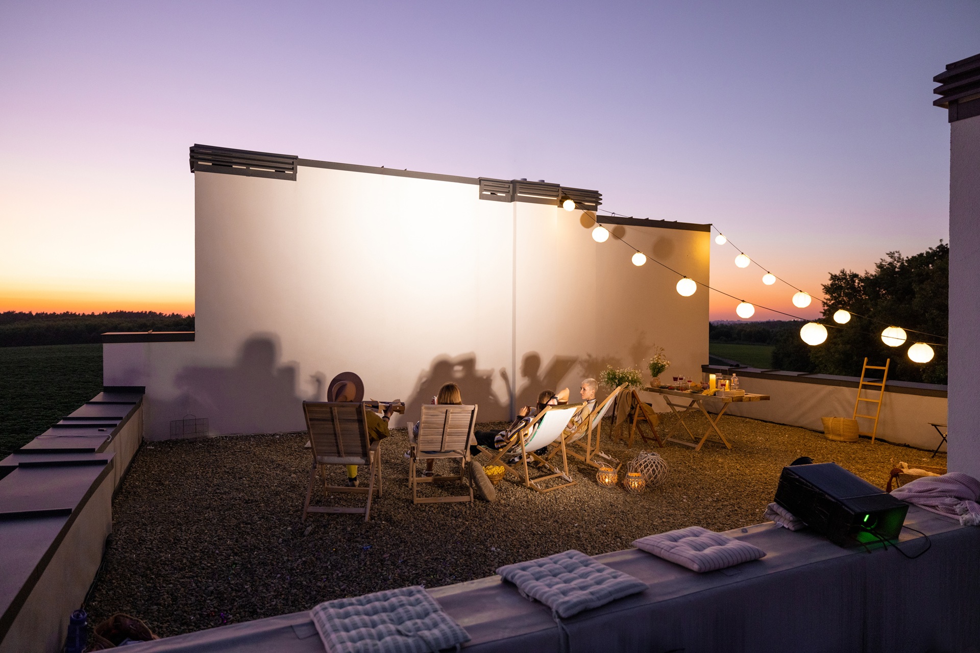 Abendstimmung mit smarter Beleuchtung im Aussenbereich | Terrassenüberdachung