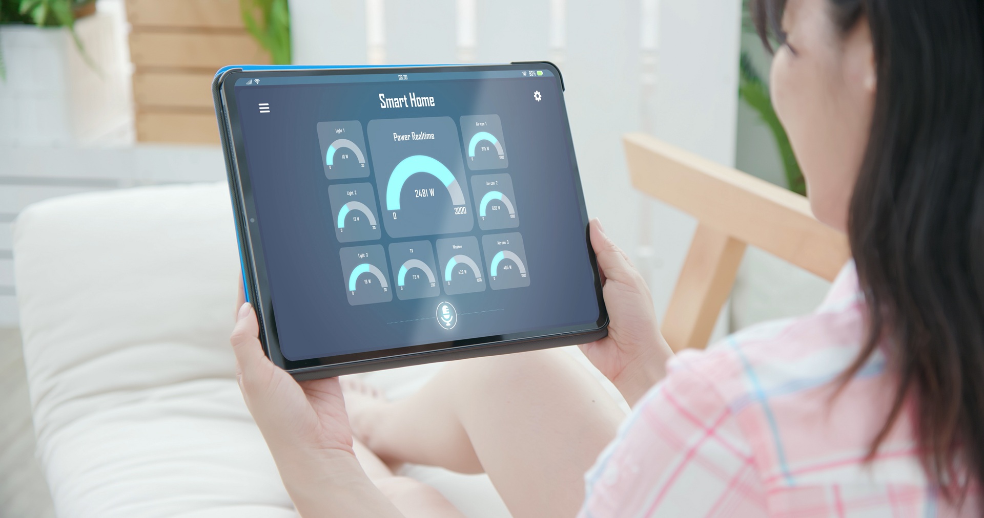 Frau nutzt Tablet zur Steuerung von Smart-Home-Energieverbrauch | Fronius Hybrid Wechselrichter